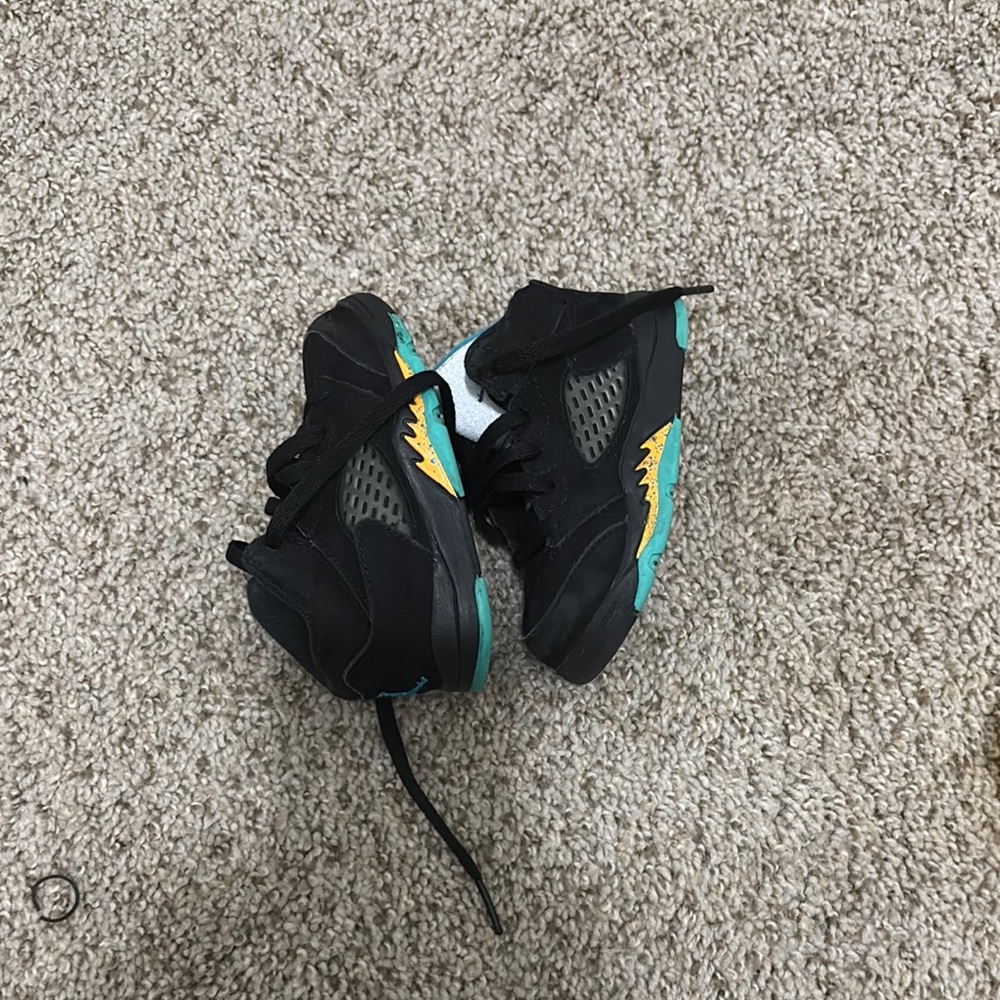Jordan Black and Yellow Sneakers Modern Athletic Design